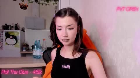 Snapshot of channeluwu chatting on February 27, 1:30 am Holly online show from February 27, 1:30 am