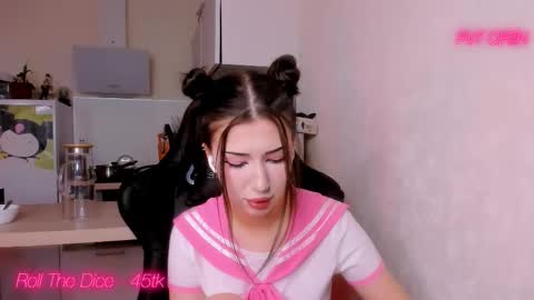 Snapshot of channeluwu chatting on October 21, 10:53 am Holly online show from October 21, 10:53 am