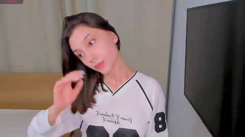 Yumi online show from April 4, 8:16 pm