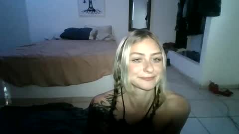 cherryblushxo online show from May 10, 11:55 pm