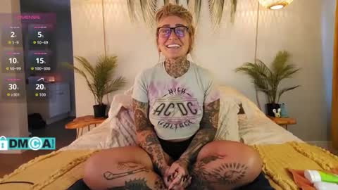 Snapshot of cheviblue chatting on October 28, 1:56 pm Chevi Blue online show from October 28, 1:56 pm