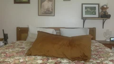 chloe and dic online show from February 10, 5:03 am