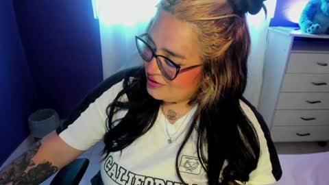 chloe bonnet Connection Monday to Saturday 3 pm Chicago INDEPENDENT MODEL . online show from January 22, 10:15 pm