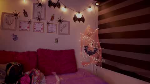 Snapshot of chloe_moons_ chatting on October 18, 1:54 am CLOE online show from October 18, 1:54 am