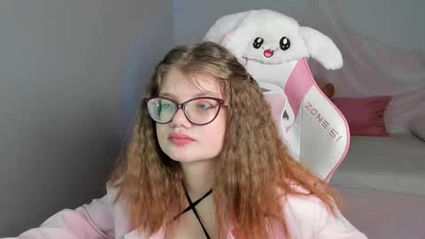 ChloeHalses online show from February 4, 7:01 am