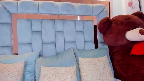 Chloe  online show from November 18, 5:05 pm