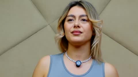 Chloe Vee online show from April 10, 6:30 am