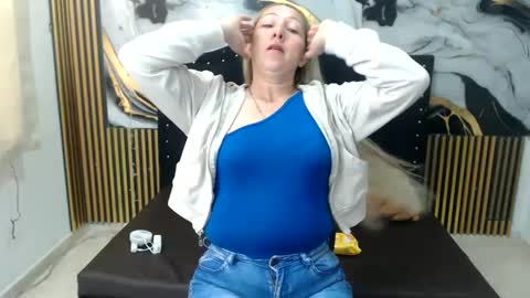 Snapshot of chrysta_12 chatting on October 14, 4:21 pm chrystal hotty online show from October 14, 4:21 pm