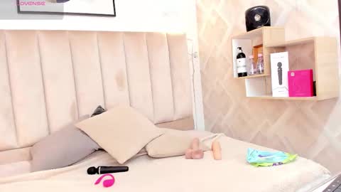 clhoe_johnson_ online show from November 19, 2:16 pm