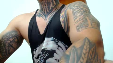 Snapshot of colombian_monster_cock chatting on February 6, 4:21 am camilo online show from February 6, 4:21 am