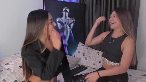 couple_funnyy online show from February 17, 11:59 pm