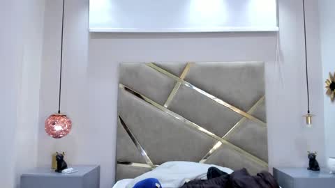  Independent Model online show from February 5, 6:45 am