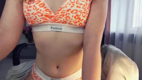 Snapshot of cuddle_kitten chatting on October 12, 6:17 am Alexia online show from October 12, 6:17 am