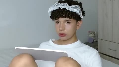Snapshot of cuddly_twinkie chatting on February 27, 6:42 pm Cuddly online show from February 27, 6:42 pm