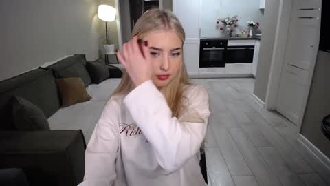 Kira  online show from February 4, 1:15 pm