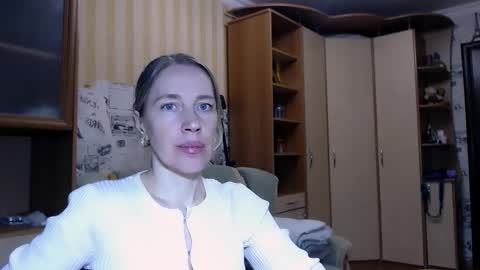 cute_lion_ online show from April 1, 7:33 pm