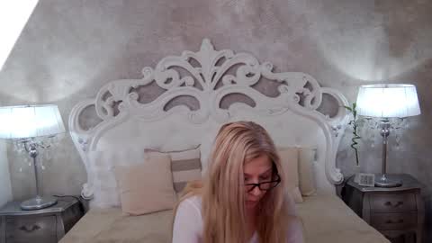 cuteangelina18 online show from February 26, 7:39 pm