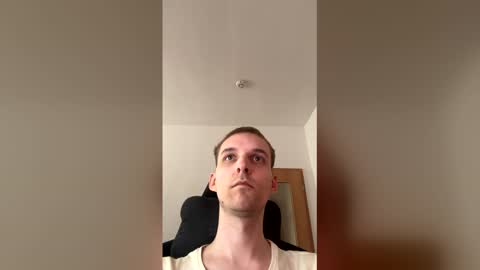 cuteguyy2001 online show from April 17, 12:40 pm