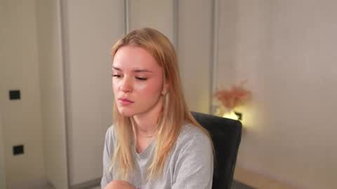 EMILY online show from November 7, 5:04 pm