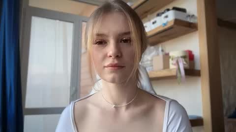 Im Emi streaming with my friend Reyna today online show from April 15, 1:36 pm