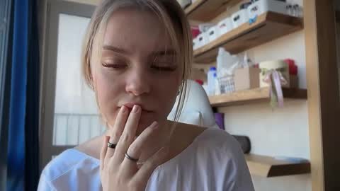 Im Emi streaming with my friend Reyna today online show from April 12, 1:59 pm