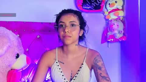 Snapshot of dahiangomezz chatting on February 15, 8:33 am    online show from February 15, 8:33 am