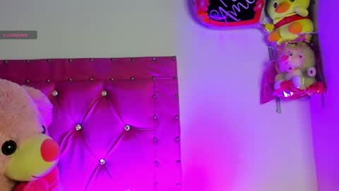 Snapshot of dahiangomezz chatting on February 21, 8:18 am    online show from February 21, 8:18 am