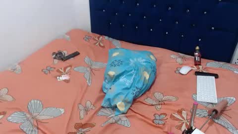 daisha_becker online show from December 5, 1:44 pm