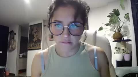 IG  dakotasofiaa online show from December 17, 5:51 am