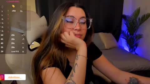 dakottaa__ online show from December 4, 12:21 am