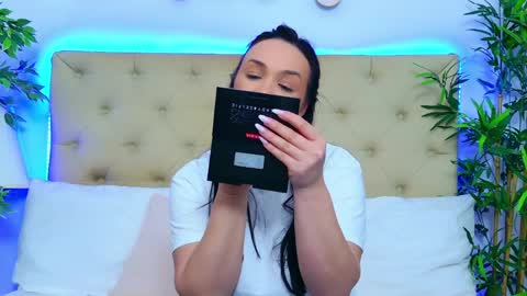 daliyaa_ online show from April 9, 12:11 pm