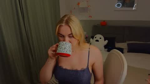 Dana online show from November 3, 6:20 pm