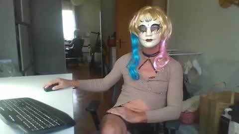 newcumer online show from December 19, 10:24 am