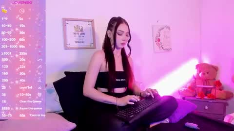 Snapshot of danielamarnt_ chatting on October 20, 3:50 pm Danii  online show from October 20, 3:50 pm