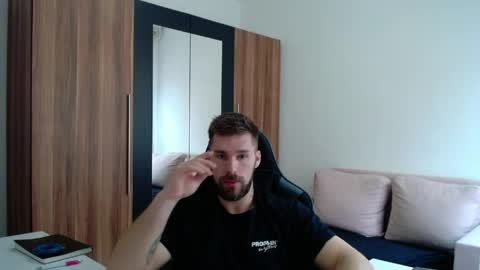 darius_94 online show from April 8, 6:49 am