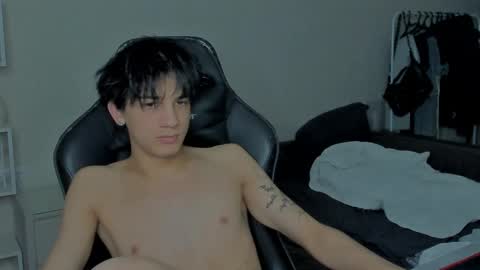 Snapshot of davisross chatting on December 27, 4:58 am davis online show from December 27, 4:58 am