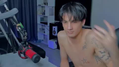 Snapshot of davisross chatting on September 9, 12:32 am davis online show from September 9, 12:32 am