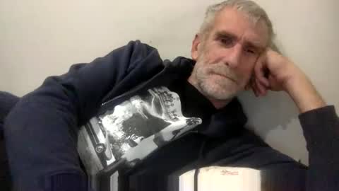 deanofflove221000 online show from April 22, 8:10 am