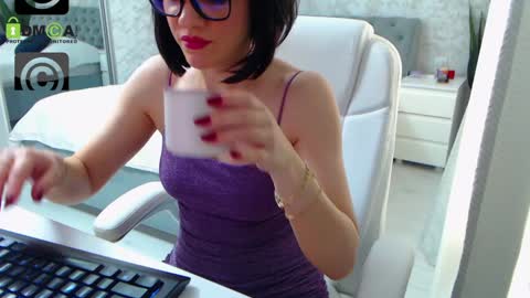 Snapshot of dear_ellisse chatting on January 28, 11:17 am Elly online show from January 28, 11:17 am