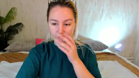 Snapshot of debbie_taylor chatting on October 13, 5:15 pm Debbie Mon Tue Fri Sun Sat GMT 3 1000am - 0400pm  online show from October 13, 5:15 pm