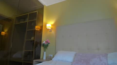 Debbie Mon Tue Fri Sun Sat GMT 3 1000am - 0400pm  online show from December 2, 7:01 pm