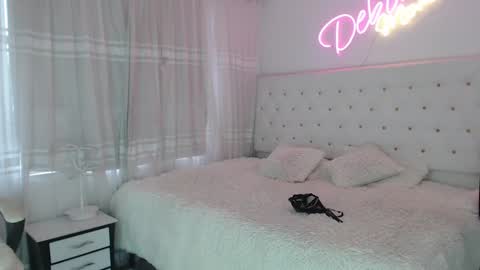 DeboraMom online show from February 9, 7:30 pm