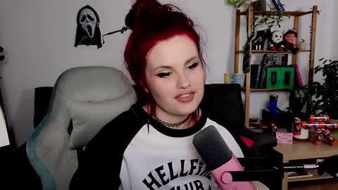 dellacrush_ online show from November 17, 3:58 pm