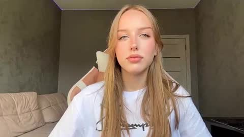 Mia online show from July 6, 1:19 pm