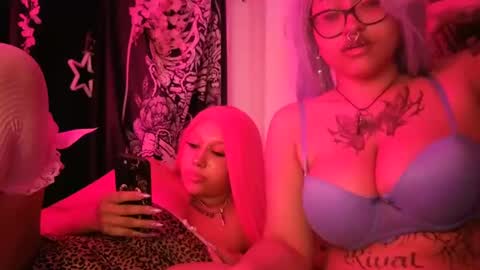 Snapshot of deluxxxeblu chatting on September 25, 7:37 am TankinBody online show from September 25, 7:37 am