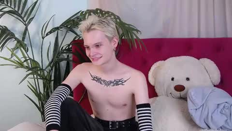 Snapshot of demianenglen chatting on February 27, 2:03 am demianenglen online show from February 27, 2:03 am