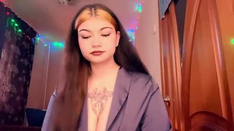 Leila online show from May 19, 1:40 pm