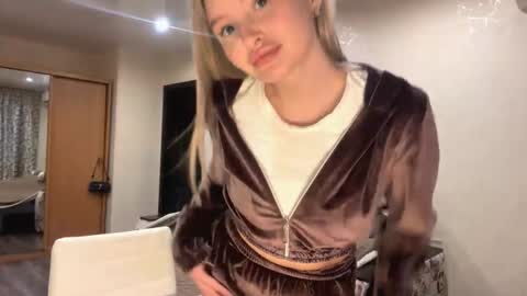 Vi  Victoria online show from October 18, 2:32 pm