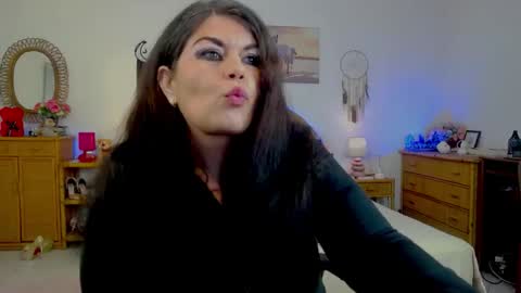 HellenMoon online show from May 21, 9:05 am