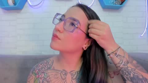 Snapshot of deva_blue chatting on January 20, 7:47 am Deva Blue online show from January 20, 7:47 am